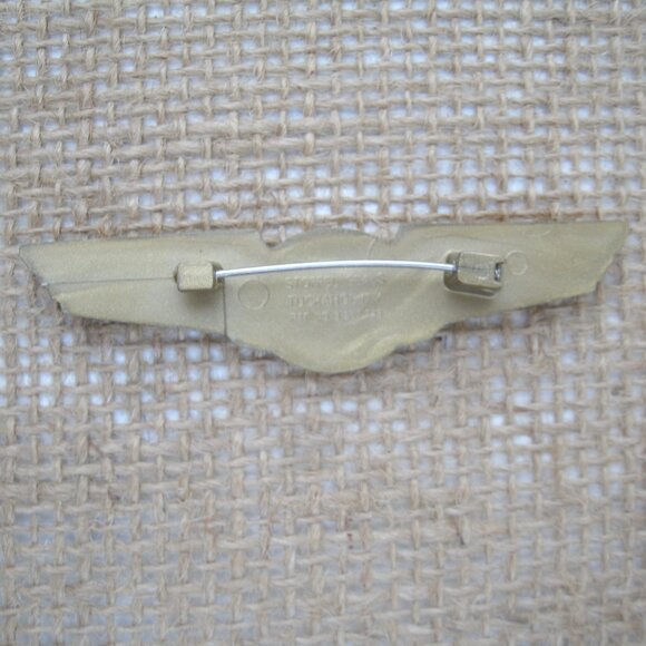 Vintage Plastic Eastern Airlines Souvenir Jr. Pilot Wings Pin - Picture 2 of 10